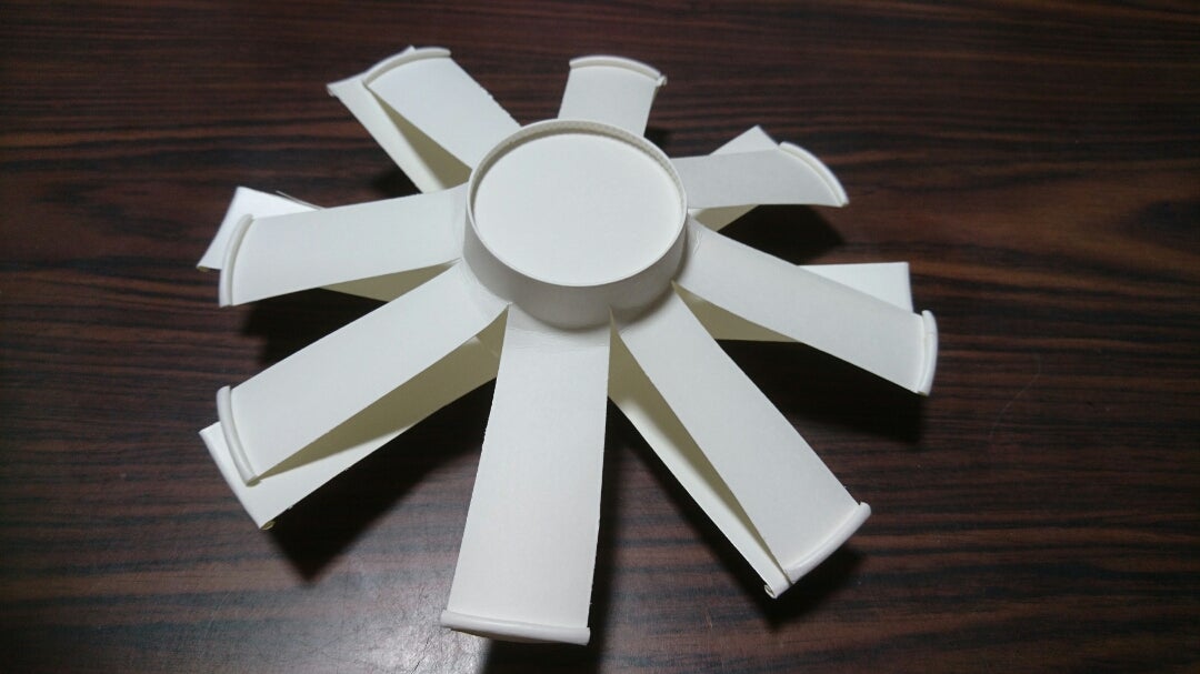 手作りおもちゃ紹介シリーズ 「竹とんぼフリスビー」 今回は竹とんぼの動作で飛ばすフリスビー型のおもちゃ「竹とんぼフリスビー」を紹介します！ 平たい紙皿にストローを刺すだけで作ることができます。好きな模様を書いて飛ばしてみてください！手作りおもちゃ