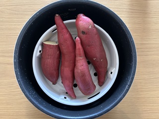 atsuryokunabelove ←材料・作り方はこちらたぶん世界一おいしいさつまいも煮電気圧力鍋レシピのきのこです♪ 今日のレシピは さつまいもがものすんごーくおいしくなります！ たぶん世界一おいしいさつまいも煮です♪ 作業時間はたったの3分。 ざっくり切って調味料