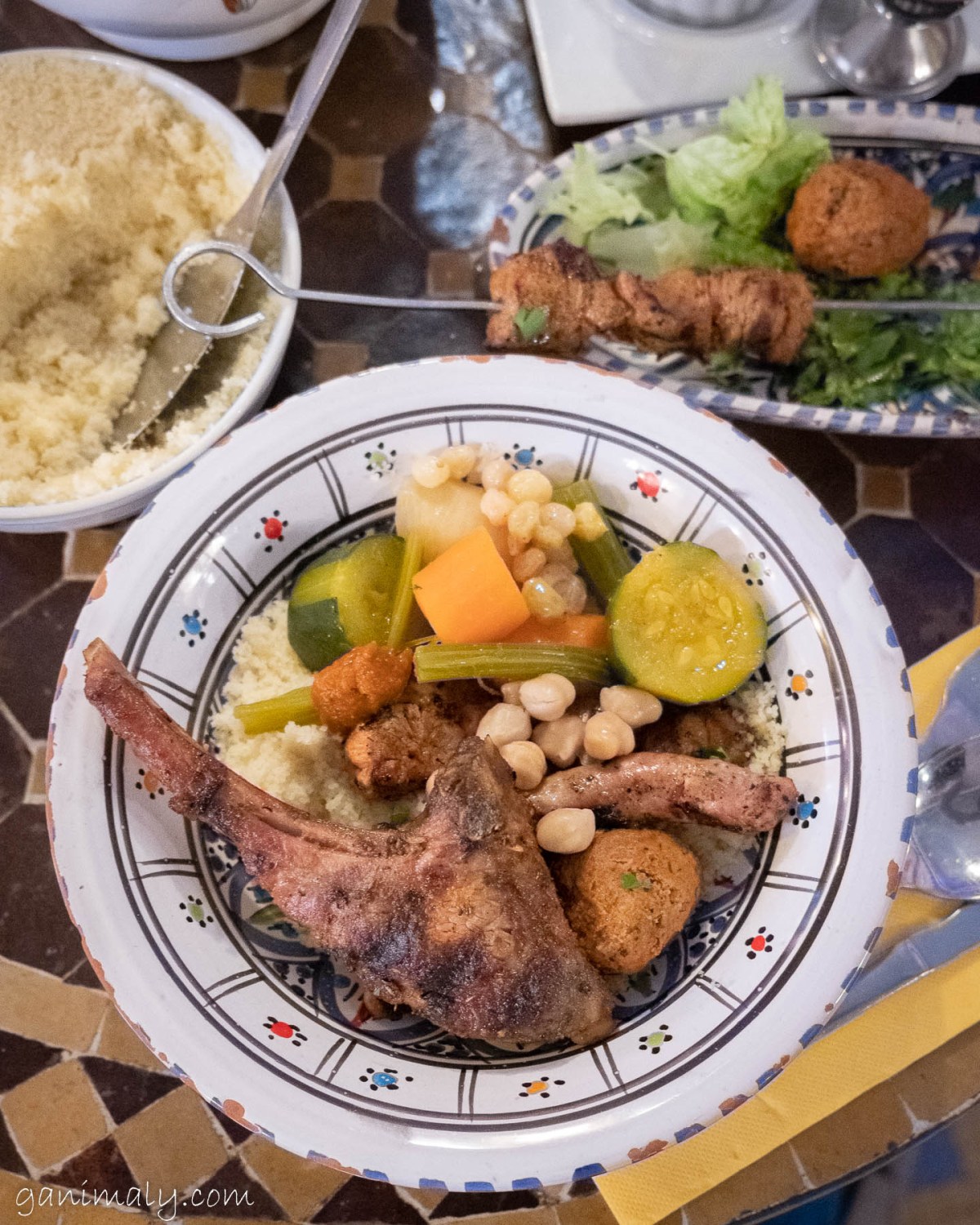 Amazon.co.jp: クスクスっておいしい!: パリ&モロッコの旅と、とっておきのレシピ : 口尾 麻美: 本