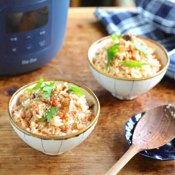 鮭」と材料いれて炊飯器のスイッチ押すだけ！旨味たっぷり「鮭とアスパラのめんつゆバター炊き込みご飯」