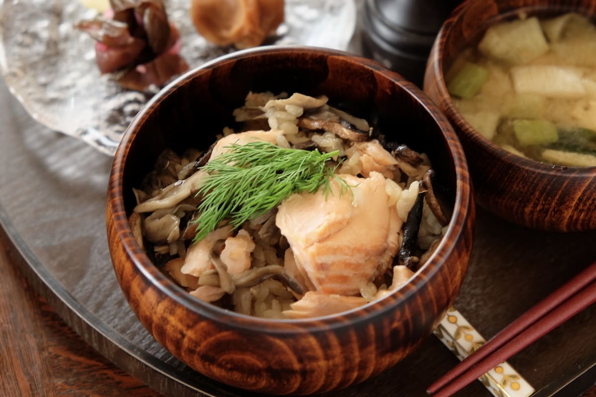 山本ゆりの何度でも作りたくなるレシピ-8 鮭 さけ 入り焼きうどん - よみふぁみお得で楽しいWebメディア