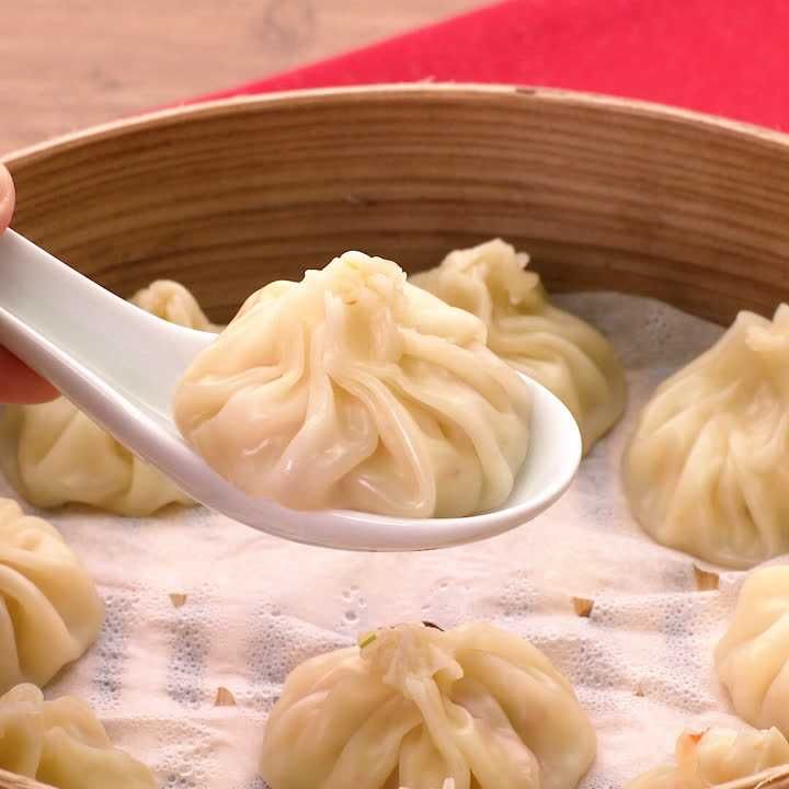 焼き小籠包🇹🇼, 皮は餃子の皮で簡単に！, 具材は豚ひき肉に玉ねぎ、生姜、オイスターソースに、ゼラチンで固めた鶏がらスープ！,ジューシーの素をタネに仕込んで餃子の皮でヒダを寄せながらまあるく包みました！,少し小さめ小籠包は、ホットプレート付属のたこ焼きプレートにシンデレラフィットです。,焼き小籠包,ホットプレート,パーティー料理 ,おうちごはん,アジアごはん,台湾グルメ