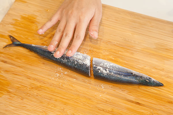 ホットプレートで焼く！「秋刀魚の塩焼き」洗い物も楽で美味です！kameyo 料理家 かめ代