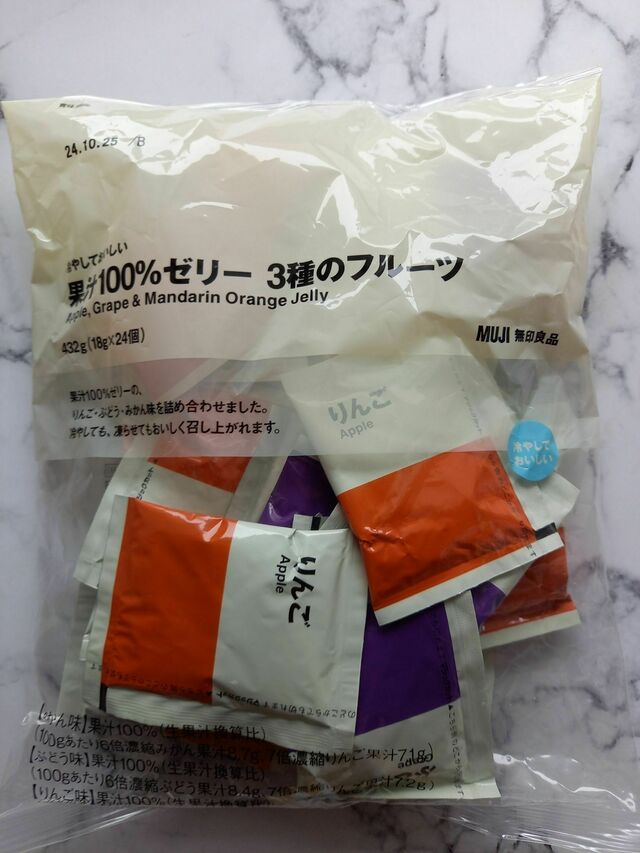 夏休みの工作～ 家に有り余る保冷剤の中身をプラ容器に移して、消臭剤に！ 主にセリアのガラスペンインクで色付けしたら、透明感が損なわれずよかった♪配色はサンセットビーチをイメージ。 ちなみに容器も、こなエト