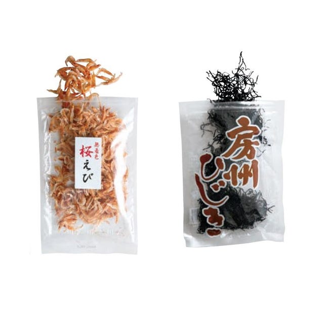 りんごの季節です🍎 有元葉子さんの著書 『りんご、レモン、いちご、栗のお菓子と料理』 文化出版局では、りんごを使った13のレシピが紹介されています。 りんごの甘煮 りんごかん 干しりんご タルトタタン りんごとくるみのバターケーキ青赤りんごのレモン