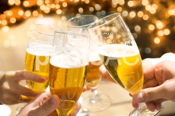 ビールで乾杯 写真素材6043746- フォトライブラリ