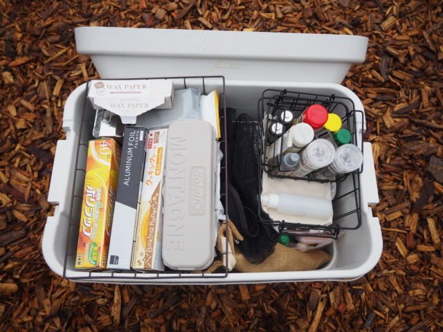 DODテキーラキッチンレッグ 洗い物カゴ2バーナー仕様 テキーラキッチンレッグに角棒 直径2cmぐらい を渡すと、無印のステンレスのカゴが気持ちよくハマります😆👍そのまま外して洗い物に持っていき、洗い終わった食器類をかわかすのにも使えます👌 角棒は、若干サイズ