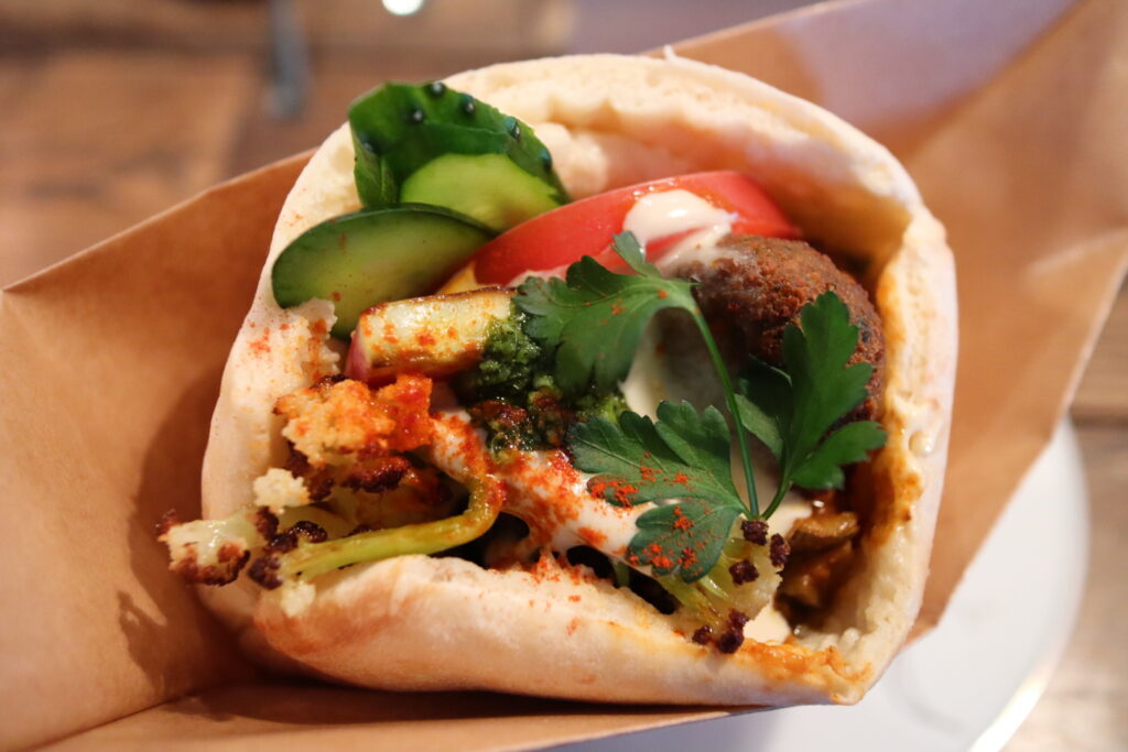 そら豆のファラフェルサンドPETAL