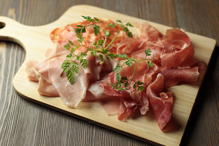 いつものサラダをランクアップ♪パーティーでも活躍！生ハムで作るお花の作り方。キナリノ