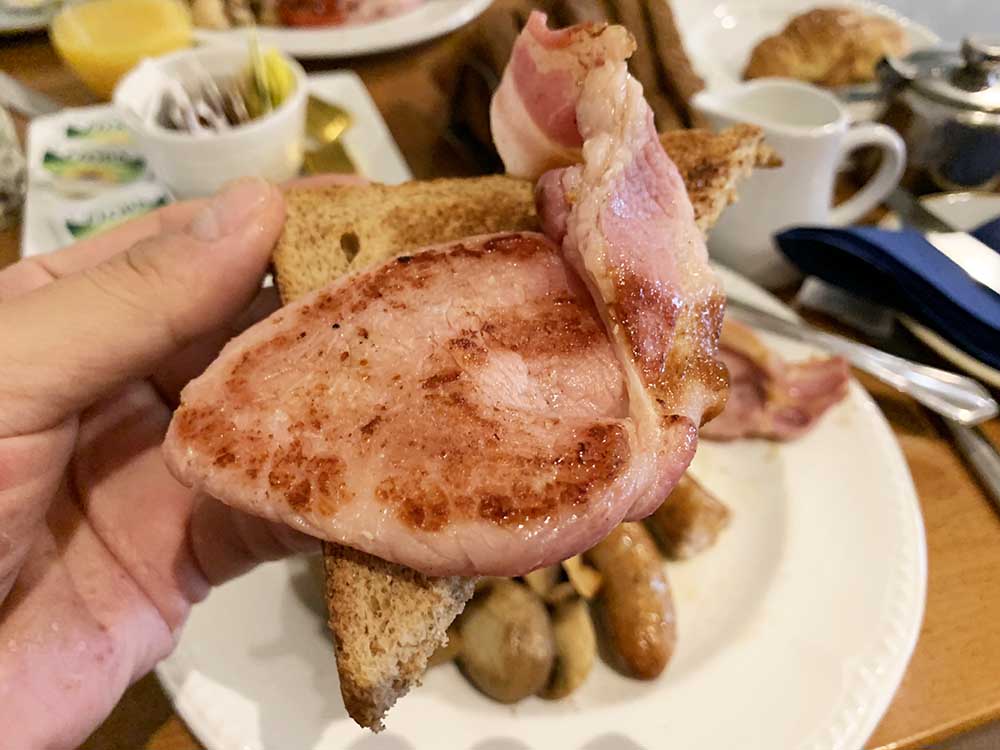 イギリス百年酒場の朝食を楽しむ