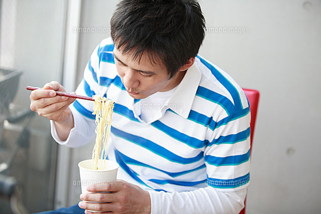 カップラーメンを食べるシニア女性 イラスト素材6232139- フォトライブラリ