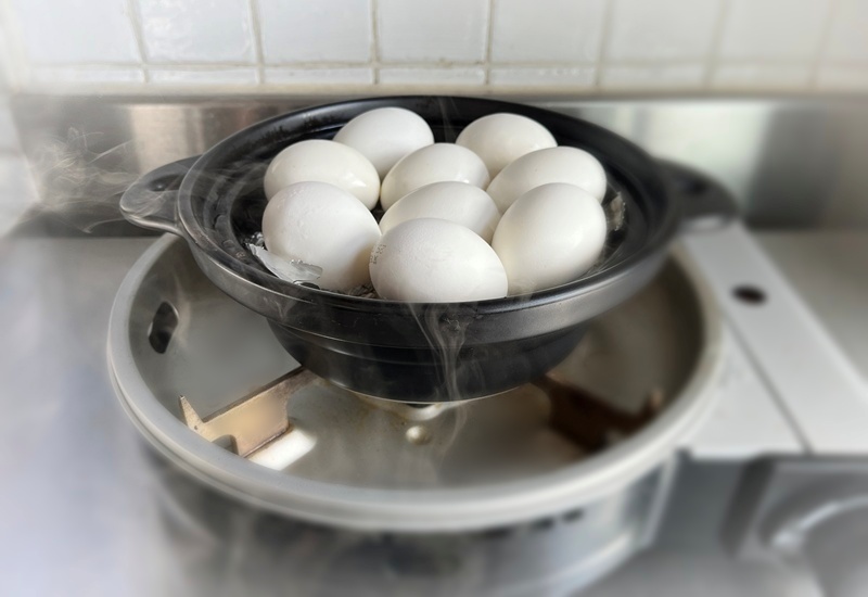 キャンプで活躍する「燻製レシピ」12選！燻製機でもフライパンでも3ページ目- macaroni