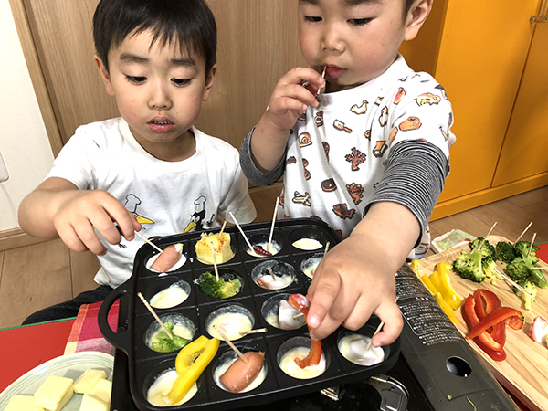❁子供向けチーズフォンデュ 昨日投稿したクリスマスごはんのチーズフォンデュ🫕⋆꙳ チーズソースがめちゃくちゃ簡単で美味しかったのでレシピというほどの内容ではないですが 覚え書きとして残しておきます〜！！😊 使用したのは1才からのチーズ です！ こちらは