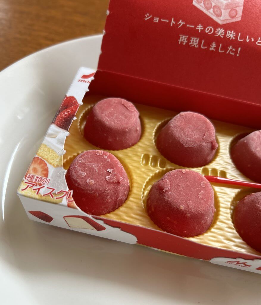 アイスマン🇯🇵森永乳業『ピノ 苺のショートケーキ』🍓🍰バリうま！✨ピノを包んでいるのは、甘酸っぱい苺チョコはスポンジケーキ の風味トッピング入りでサクサク！乳脂肪を高めた生クリーム風味のアイスクリームには、いちご果汁を加え「苺のショートケーキ」の味わい
