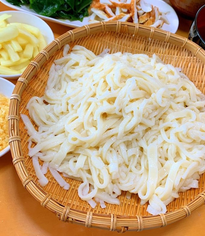 うどんでドーナツ作り方！材料3つ！ポリ袋で簡単！洗い物が出ない!!!レシピ材料 5〜6個分 □ドーナツ うどん200g 薄力粉50g粉糖30g 材料などはYouTubeに載せています！ そちらでご覧ください😊 コメントはすべて見ています！ たくさんコメント、シェアして