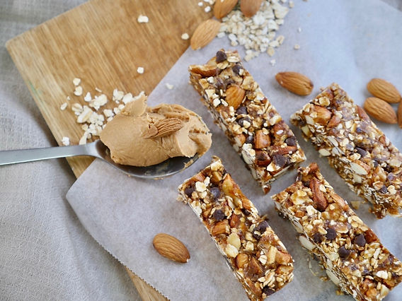 オートミール簡単、材料5つだけ！ヘルシーグラノーラバーの作り方！デーツの甘さを使って作る、、砂糖不使用・オイルフリーのヘルシースナック