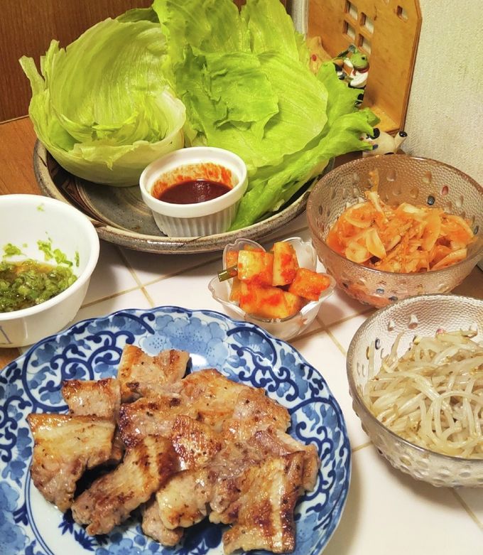 夜ご飯 📝 献立 ＊サムギョプサル ＊中華卵スープ ＊ほうれん草と人参ナムル ＊ネギ塩ナムル ＊キムチ 暑い日が続いているので、 サムギョプサル食べてスタミナつけた💪 ´・_・`💪野菜もお肉もたくさん食べられるし、 サムギョプサル最高❣️ ▪︎レシピブログは