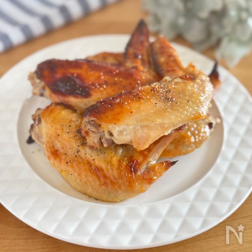 楽天レシピ忙しい日に助かる時短レシピ⏰ 「うちの定番♡たっぷり黒胡椒の塩焼き手羽先」 フライパンで簡単！ ご飯にもビールにも合う、やみつき 手羽先レシピです😆✨レシピ投稿者：mari * さん--------------------- 詳しいレシピは画像をチェック！Instagram