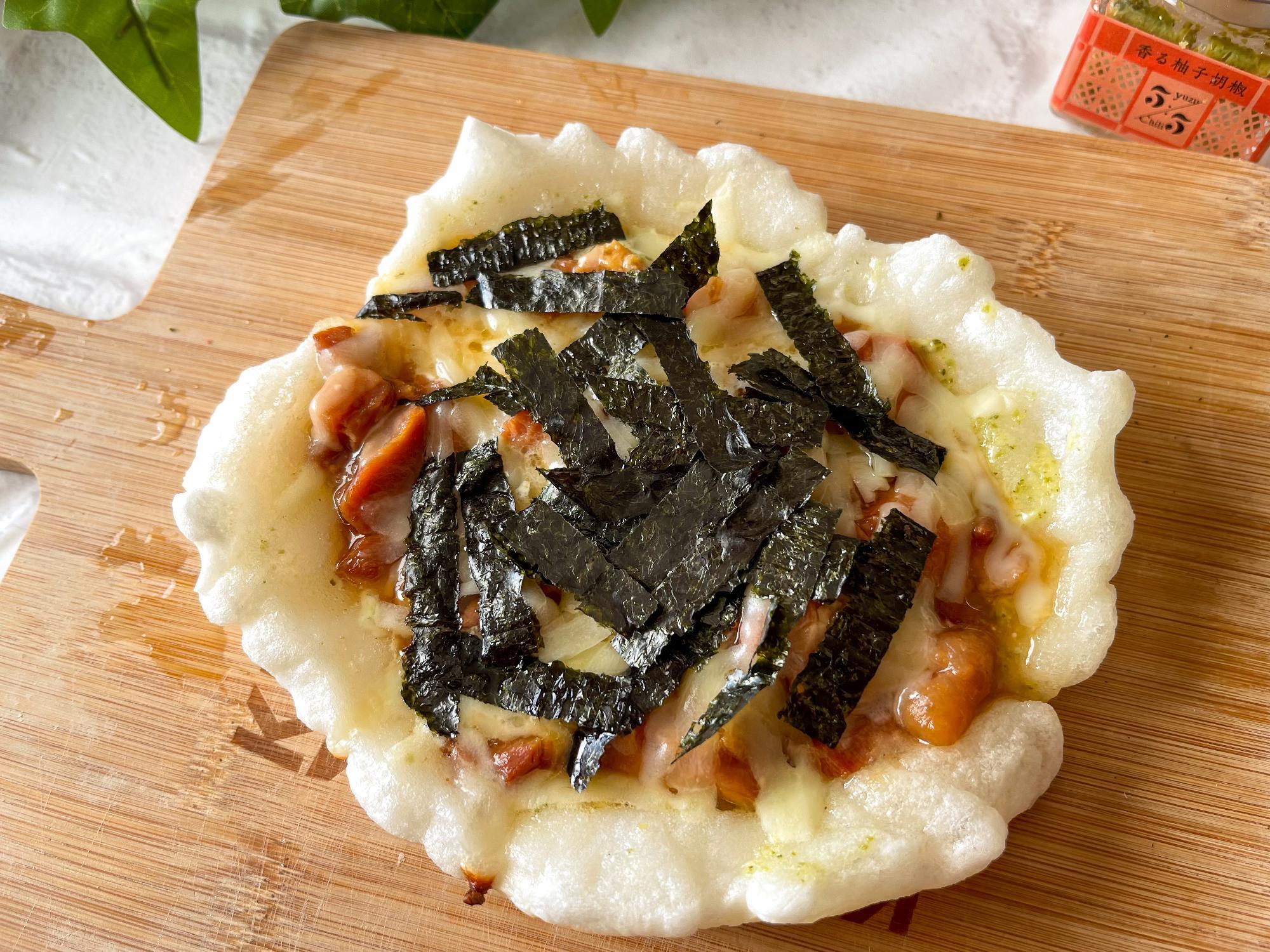 やきとり缶を使って 照り焼きチキン風ピザ 』 @hotei_foodsさんのオツマミに最高な“やきとり”缶🤎 たれ味を使って、照り焼きチキンピザ🍕にしてみました😋○ピザ生地に、やきとり缶をドバッとかけて全面に伸ばす ○チーズを全体にかけ、玉ねぎ