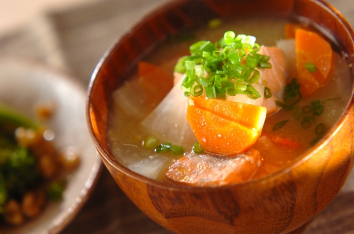 トマト缶で ほうれん草としめじの洋風みそ汁