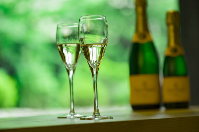 クリスマスにはシャンパンを飲むのはなぜ？AEON de WINE