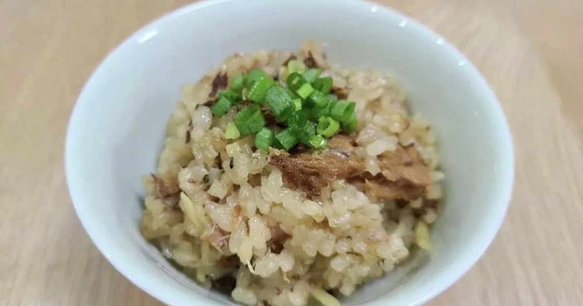 鯖のみそ煮缶の炊き込みご飯🐟,材料 , ・お米2合, ・サバ味噌缶1缶, ・油揚げ4枚 寿司揚げ ,調味料 , ・みりん大さじ2,・酒大さじ1, ・醤油大さじ1 2, ・ごま油小さじ1, ・和風だしの素小さじ1, ・しょうがひとかけ,お好みで , ・大葉,・白ごま,作り方 , 1.お米を研いで30分以上吸水させる。,