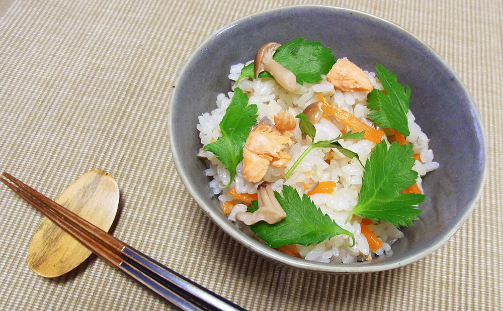 鮭の塩焼きとごはん、この王道の組み合わせに冬が旬の里芋を合わせ炊き込みごはんに。味付けは