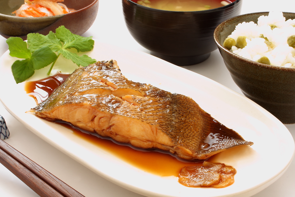 ボリュームあり？の焼き魚定食 五目豆と切干し大根のカレー炒め: Tomyのごはん