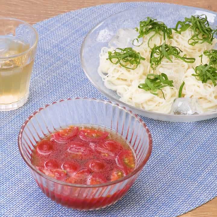 秒で出来るおそうめん🍅 ⁡ トマトとツナ缶 味付けはごま油、めんつゆ、塩胡椒。 ⁡ そんなにお腹空いてないけどなにか食べたい時に丁度いいボリューム🤤 ⁡ ⁡おうちご飯料理記録料理食べたいものを作るひとりご飯おそうめんトマトとツナテーブル