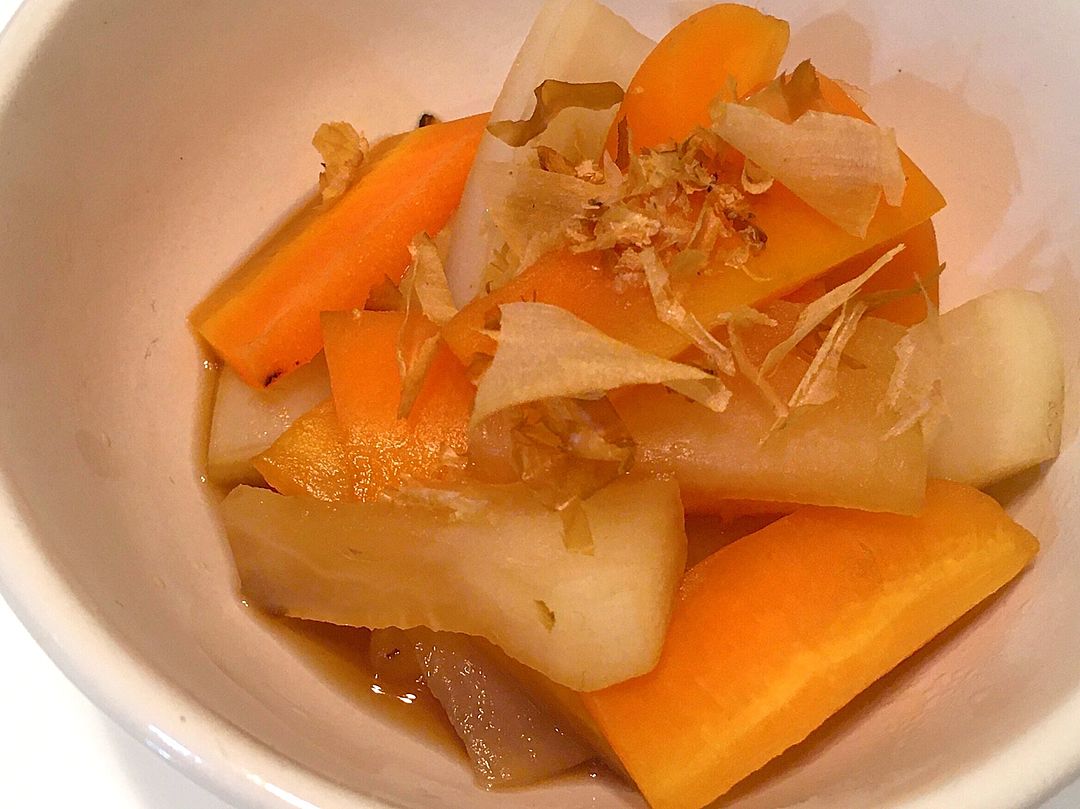 ごま油香る！「鶏肉と大根とにんじんの照り煮」のレシピセブンプレミアム公式