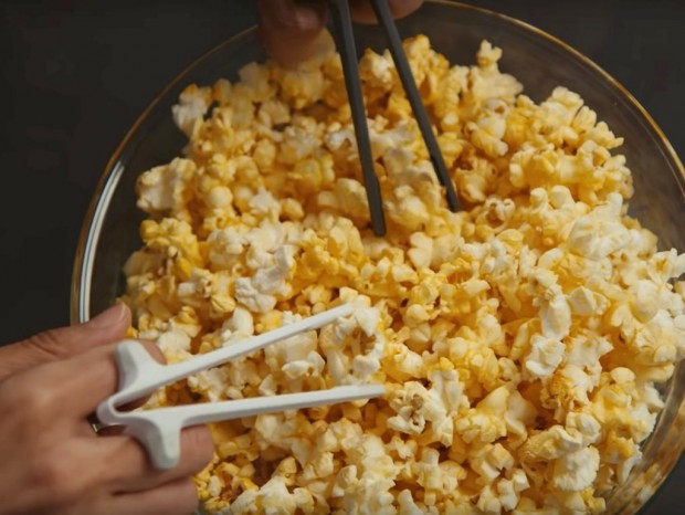 ヤマチク竹の、箸だけ。新作！ポテトチップスのためのお箸が登場！ポテトチップスは手で食べる？それとも箸で食べる？ この度、手を汚さずに ポテトチップスが食べられる専用箸が新登場！ 「やっぱりポテチは手でしょ！」というあなたも、 ポテトチップスを