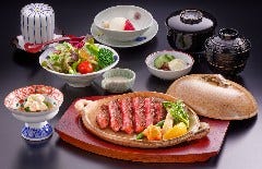 季節替わりのお昼御膳 〜内容〜 旬の食材を盛り込んだ縁高 お造り 季節の逸品 ご飯 赤だし 甘味 3,500円 税込前日までにご予約をお願いいたします。 Photographer : @k_u_98御飯屋㐂乃塩屋縁高御膳ランチ