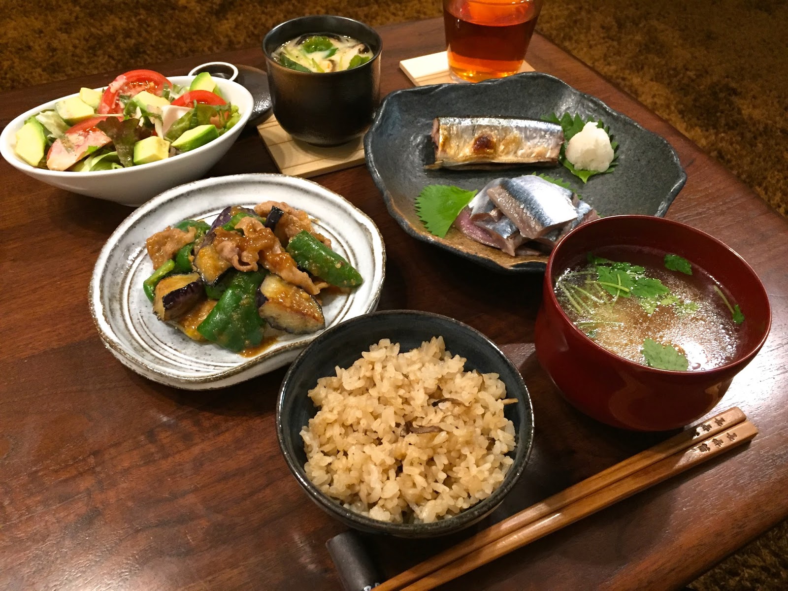 今日の献立📝 ◎チーズハンバーグ ◎刺身3種 ◎レタスサラダ ◎人参しりしり ◎オクラ納豆 ◎ほうれん草と豆腐卵スープ ◎トマトアボカド ◎玄米今日からとっても暑い日が続くので タンパク質をしっかり摂りながら 食欲を促進させるお酢を取り入れた メニューにしました