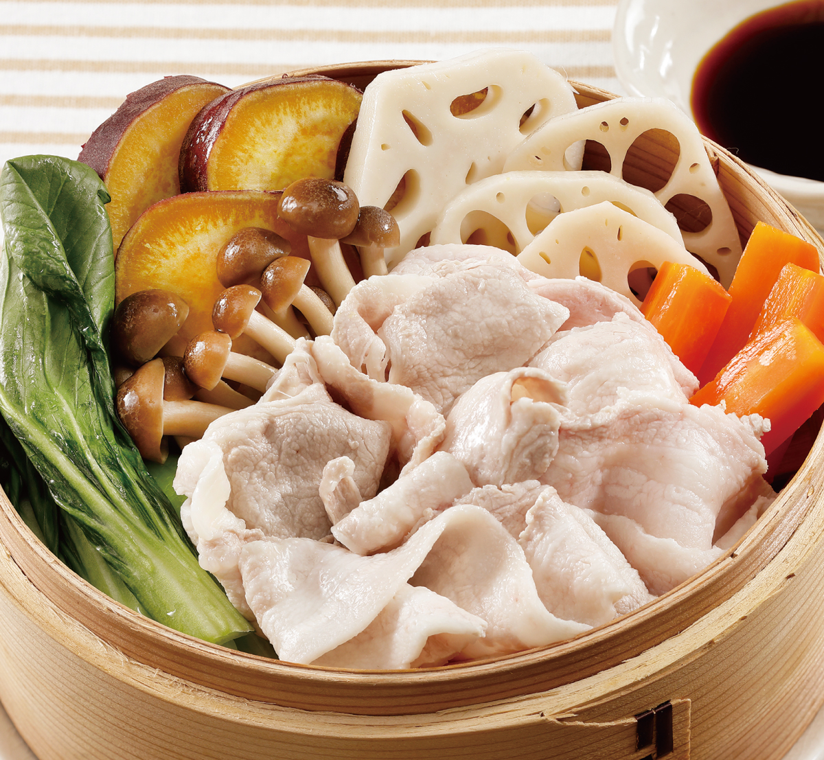 フライパンでできる！ ✨豚バラ野菜せいろ蒸し✨ ヘルシーで簡単にできる豚バラと野菜のせいろ蒸し の紹介です。 蒸し料理なので食材のうまみを逃がさずに、シンプルに美味しくできあがります。 ＜作り方＞ 1. せいろを水で簡単にぬらしてクッキングペーパーを敷く 2