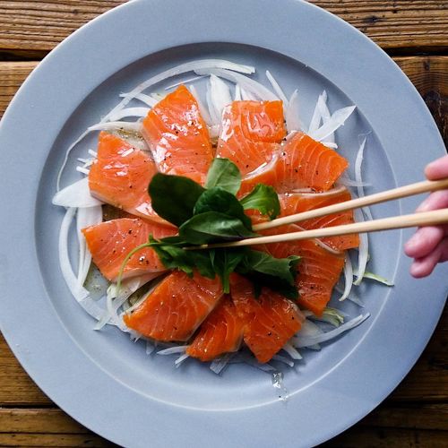 和風ドレッシングで！ 焼きサーモンのカルパッチョ風