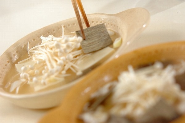 和食の日🐟 10月🌕 秋っぽくなってきて我が家で最近ハマってる湯豆腐😋 旦那さんが豆腐だいすきやから我が家には常備品、、、笑 今日は鰹出汁と とろろ昆布とネギをいれて餡掛けにしてみた 好評で嬉しい🌟 祭りまであと2日、、、体調に気をつけて、がんばれー！📣