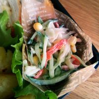 お弁当おかずにピッタリ！きゅうりとハムのサラダ こんにちはHITOOMOIです🌷 今回は、お弁当のおかずとして活躍するハムレシピを紹介します。 レシピはこちら🍅＜材料：2人分＞ きゅうり ：1本 ハム ：4枚 ▽A 白炒りごま ：大さじ1 顆粒鶏がらだし：小さじ1 2 豆板醤