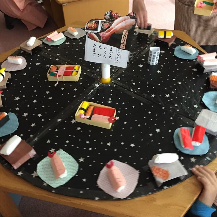 壁面飾り お寿司 次はおすしやさん〜🍣 娘達も横で作成中✂️ 自分でシャリとネタを組み合わせて遊べます♡おすしおすしやさんお寿司屋さんおすし🍣お寿司🍣ごっこあそびごっこ遊び遊び室内遊び手作りおもちゃペーパークラフトペーパークラフト