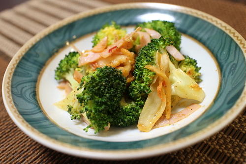 鶏むね肉とブロッコリーのキムチマヨネーズサラダ、サラダチキンアレンジ - 魚料理と簡単レシピ