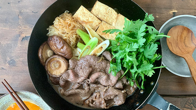 すき焼きを土鍋で作るときの注意点！関西と関東の違いも - macaroni