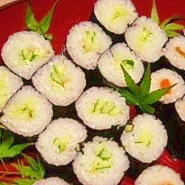 今日の晩御飯はお寿司🍣 かっぱだらけのお寿司 ○ ˃̶͈̀ロ˂̶͈́ ੭ꠥ⁾⁾ 作り方はきゅうりを切って組み合わせます♪立体の河童の目や背中の甲羅も胡瓜海苔巻きの頭はきゅうり、口は卵焼き、目は黒胡麻 ◇材料 きゅうり 2本程度 お米 適量 卵焼き 少量お時間ある方は