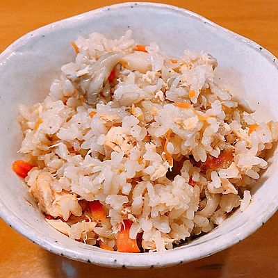 「鮭の炊き込みごはん」の基本レシピ。生臭くならないコツも