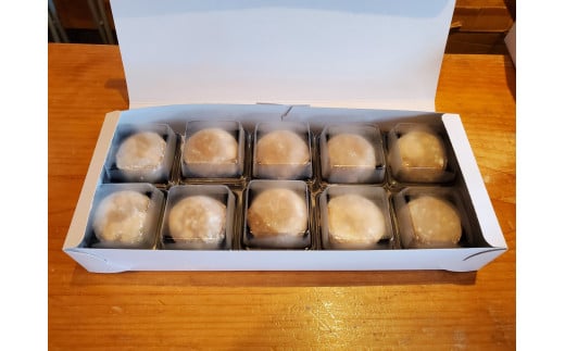 本日は食が彩る秋にピッタリな ランドローム手作りベーカリーをご紹介！🍞 スタッフが毎日一つ一つに愛情を込めて 焼き上げております✨なかでも今回紹介する商品は 「スイートポテトパン」と「ハロウィンビスケット」!🍠🍪 スイートポテトパンの芋の風味と ビスケットの