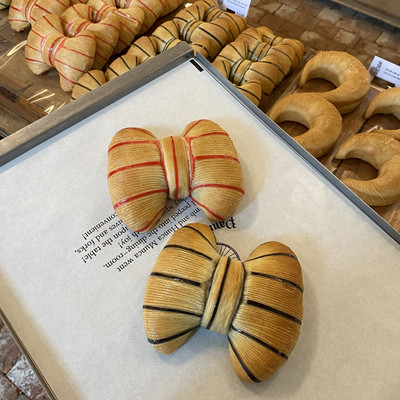 黒リボンがカワイイ❤︎ここはフランス⁉︎韓国女子が集まるお洒落韓国カフェ☕️狎鴎亭エリアにあるまるでフランスにいるような お洒落空間@panier.de.m.mooni 🪄 外観は巨大なツリーと黒リボンで 人気の写真スポットに！！ 店内は1階から3階、ルーフトップまである