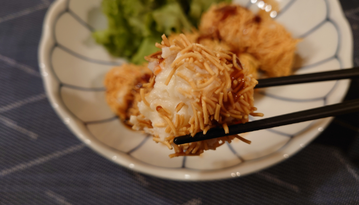 キャベツとポテトサラダとパリパリ麺のにんドレサラダ