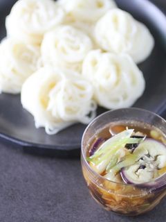 栗原はるみ編集部です。 「はるみノート」会員向けの限定動画が公開となりました！ 今回は、「自分のために、ひとりごはん。」の撮影舞台裏動画です。野菜が食べられる玉ねぎドレッシングや、楽しく作るひとり飲みのおつまみ、自分や誰かのためにつけておく、２種の