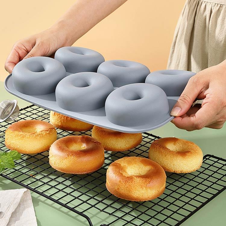 100均型で作る レンジで4分加熱するだけ！次の日までしっとり食感が続く揚げないドーナツ