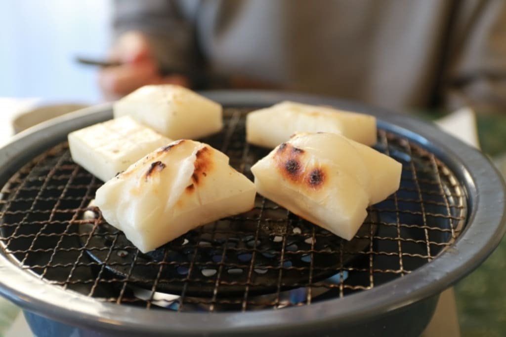 簡単適当 玄関前ダッチオーブンと七輪で柔らか美味しい手羽元煮込み - YouTube