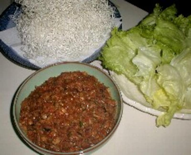 肉そぼろのレタス包み毎日笑顔で過ごしたい