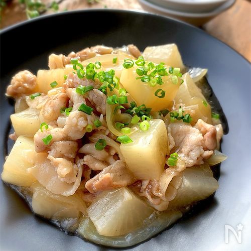 豚と大根の角煮定食です🐷 しみしみ大根とトロトロ豚肉です❤️ 全ての定食に小鉢3品 土鍋ごはんお味噌汁がつきます。ご飯は大盛り、おかわり1回無料です。 日々でお腹いっぱいになってください。だいどころ日々 土鍋ごはん 湘南 湘南定食屋 茅ヶ崎 茅ヶ崎定食屋